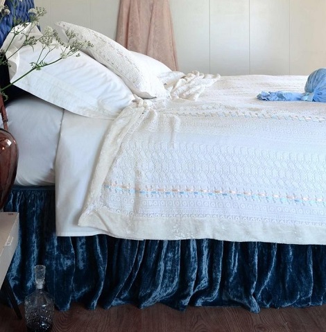 Dutch boudoir exclusief kanten sprei 260 x 260 cm. met fluwelen rand dealer slaapkenner theo bot zwaag bedrok blauw fluweel luxery bed fashion